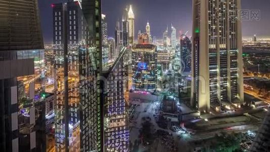 在阿联酋迪拜，谢赫扎耶德路和DIFC夜间时间推移的建筑物的天际线视图。视频