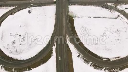 雪和冰冻的冬季道路上有一辆移动的汽车。视频