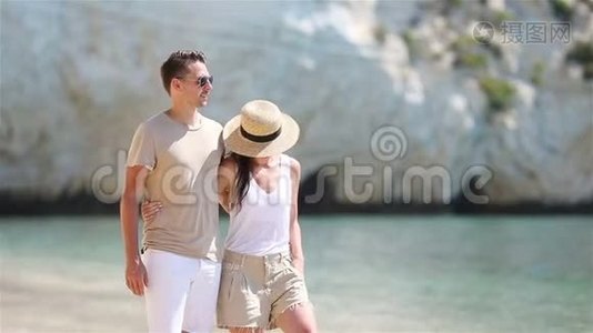 暑假在白海滩的年轻夫妇视频
