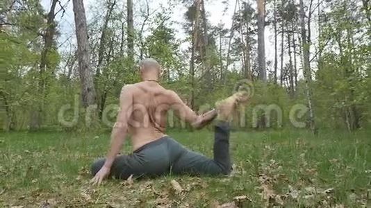 他在森林里训练身体的灵活性和协调性视频