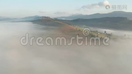 朦胧的黎明在山上。 美丽的风景视频