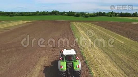农用拖拉机带拖车耕田.. 空中农业视频
