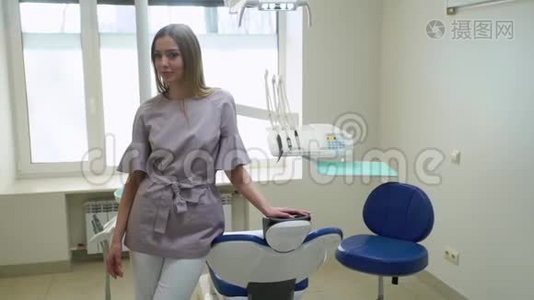 诊所里的女牙医视频
