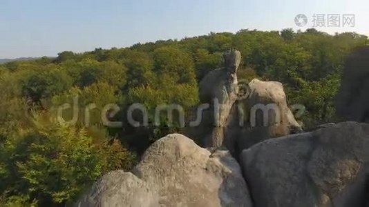 飞越山峰，日落，飞越森林，飞越山脉，飞越岩石，视频