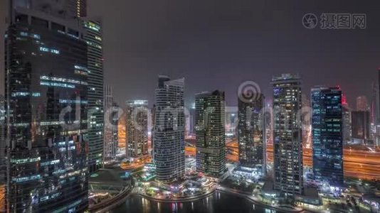 迪拜Jumeirah湖塔区的住宅和办公楼视频