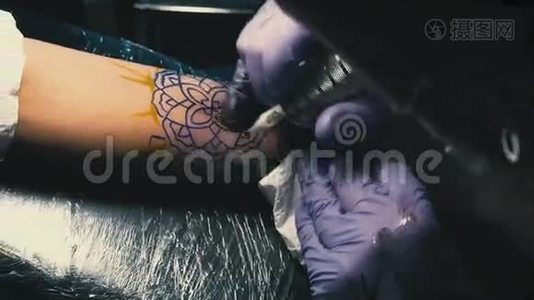 纹身师傅在手上做纹身特写视频