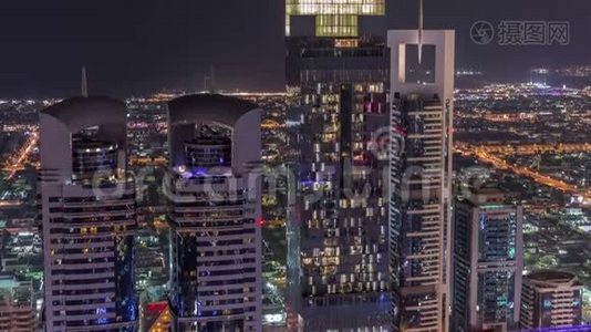 阿联酋迪拜谢赫扎耶德路和DIFC航空夜间时间的天际线。视频