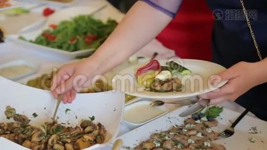 人们强迫食物。 餐饮。 施加沙拉。 食物分配表。视频