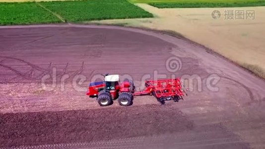 带拖车的农用拖拉机，耕地视频