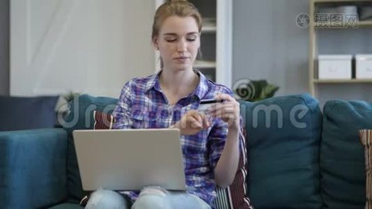 年轻女子使用信用卡进行网上购物视频