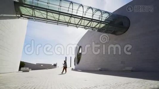 女人在现代建筑之间行走视频