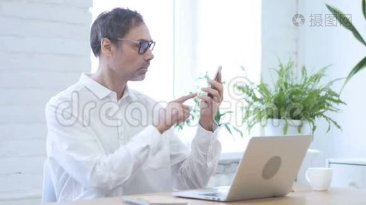 男人在智能手机上浏览互联网视频