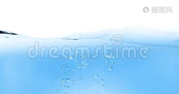 蓝色波浪水，白色背景上有气泡，运动缓慢，概念视频