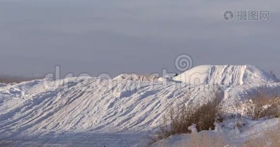 摩托车，儿童自行车骑手在雪地摩托车越野赛道。 雪上的骑士。 骑自行车的摩托车骑手，冬季骑摩托车视频