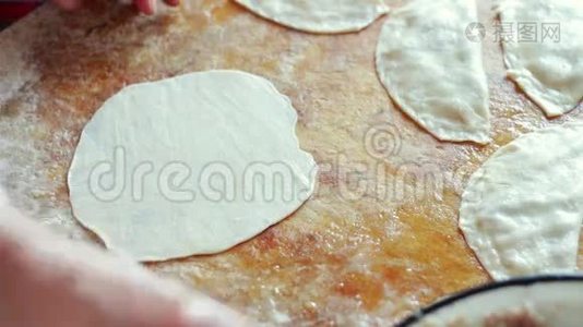 女人准备肉馅饼，用面团和馅，特写视频