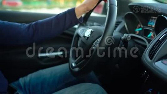 男子驾驶创新的自动驾驶汽车，使用自动驾驶仪在街上停车视频