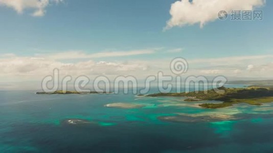 带有热带岛屿和绿松石水的海景。视频