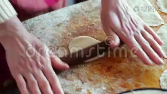 女人准备肉馅饼，用面团和馅，特写视频