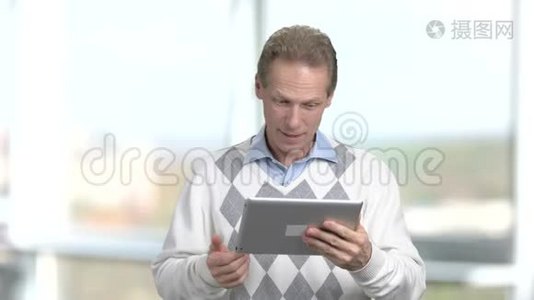 成熟男人使用PC平板电脑。视频