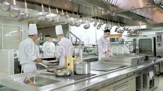 厨师在餐厅或酒店的厨房用平底锅煮蔬菜视频