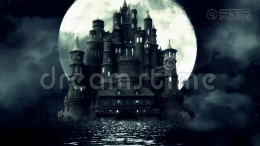 海中的一座大黑城堡，夜晚升起的满月视频