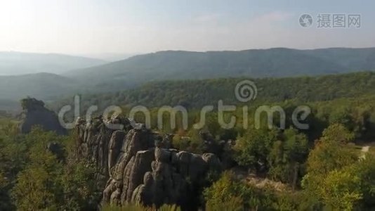 飞越山峰，日落，飞越森林，飞越山脉，飞越岩石，视频