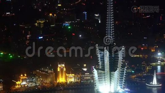 夜间摩天大楼屋顶皇冠的空中景观，航运和城市交通。视频