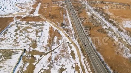 雪和冰冻的冬季道路上有一辆移动的汽车。视频