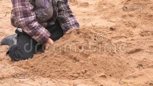 玩沙子的小孩的手视频