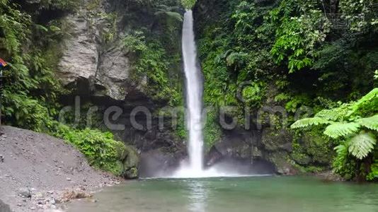 美丽的热带瀑布Camiguin，菲律宾。视频