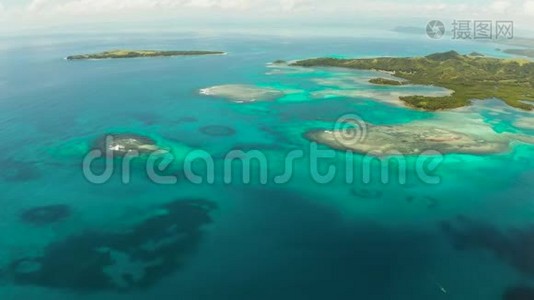 带有热带岛屿和绿松石水的海景。视频