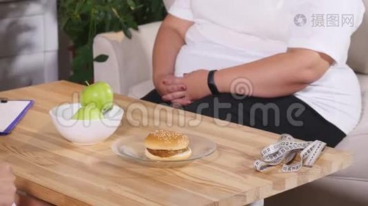 胖女人在苹果和汉堡之间选择。 饮食和健康视频