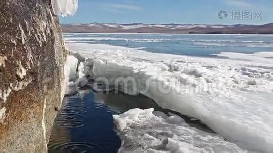 春天在湖上融化冰。视频