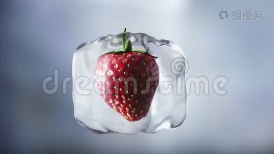 草莓在冰块中旋转。 食和广播理念.. 现实的冰材料。 4K动画片。视频