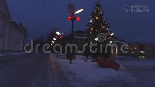 圣诞节晚上装饰街道。视频