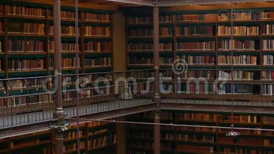 阿姆斯特丹Rijksmuseum老图书馆的精美古董书架视频