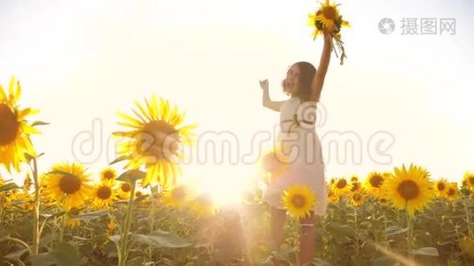 可爱的女孩在黄色的花园向日葵生活方式阳光在夏天。 美丽的日落小女孩向日葵视频