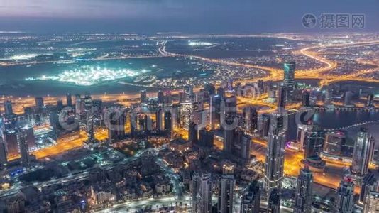 迪拜市区每天日出前一晚。 带塔和摩天大楼的空中景观视频