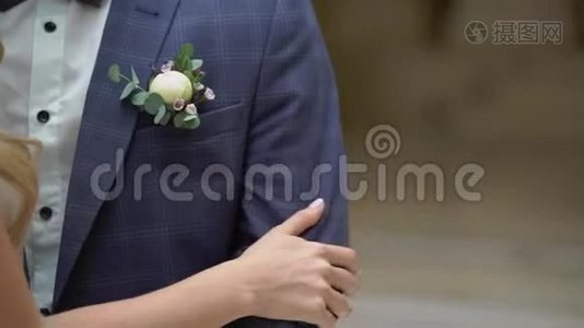 新婚夫妇拥抱。 新郎新娘拥抱视频