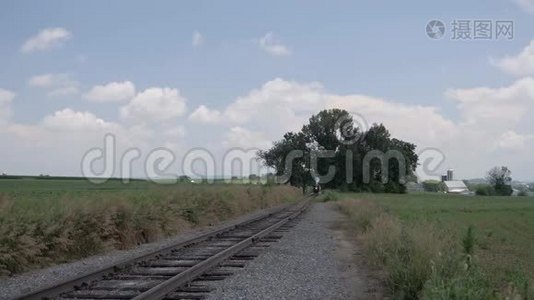 蒸汽火车沿着阿米什的乡村膨胀视频