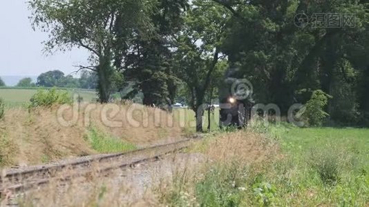 蒸汽火车沿着阿米什的乡村膨胀视频