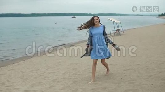 年轻漂亮的女人走在海滩上视频