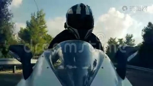 骑白色运动摩托车的人视频