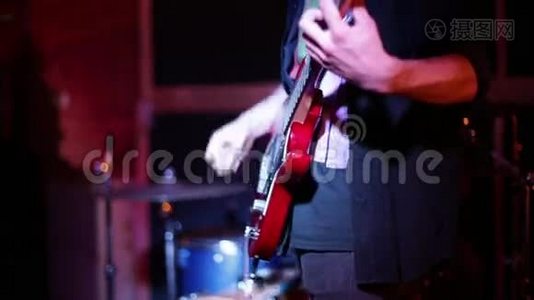 摇滚乐队的吉他手视频