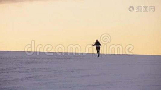 野外越野滑雪。视频