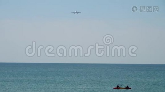 飞机在海洋上空接近视频