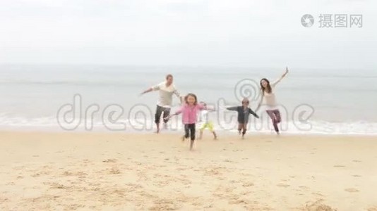 一家人一起在秋季海滩玩视频