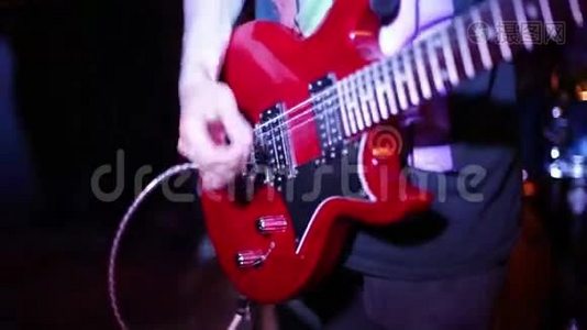 摇滚乐队的吉他手视频