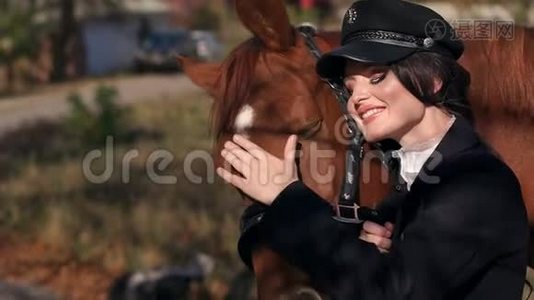 骑马者画像。 快乐的年轻女人带着马，微笑。视频