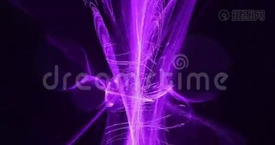 紫色和粉色抽象图案在黑暗背景中移动视频